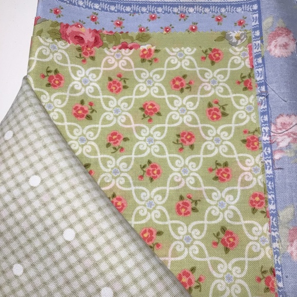 Moda Fat Quarter Bundle - 12 Fat Quarters of beautiful quilting quality cottons - Picture 7 of 14